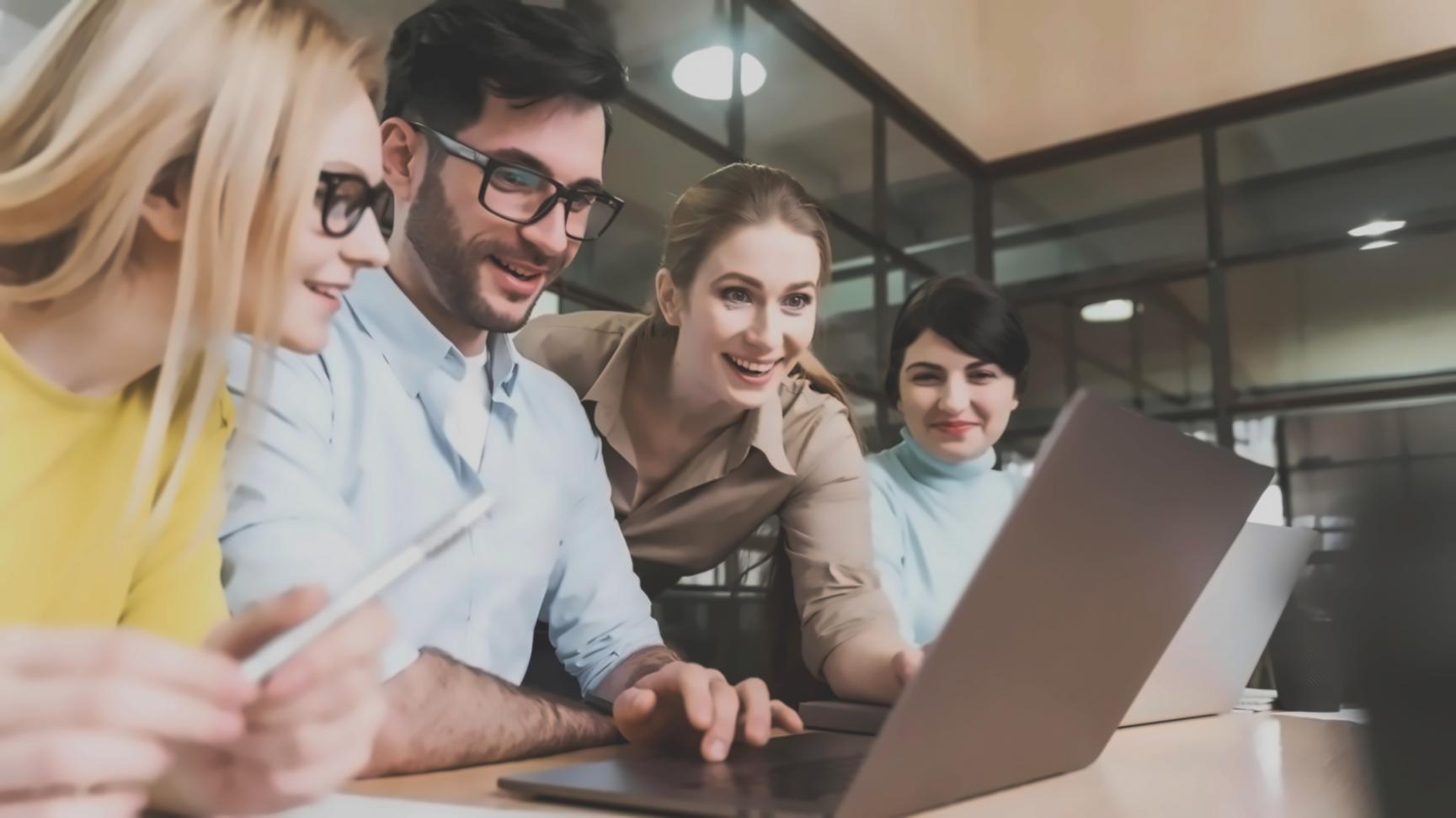 Pessoas a trabalhar com documentos financeiros e computador portátil