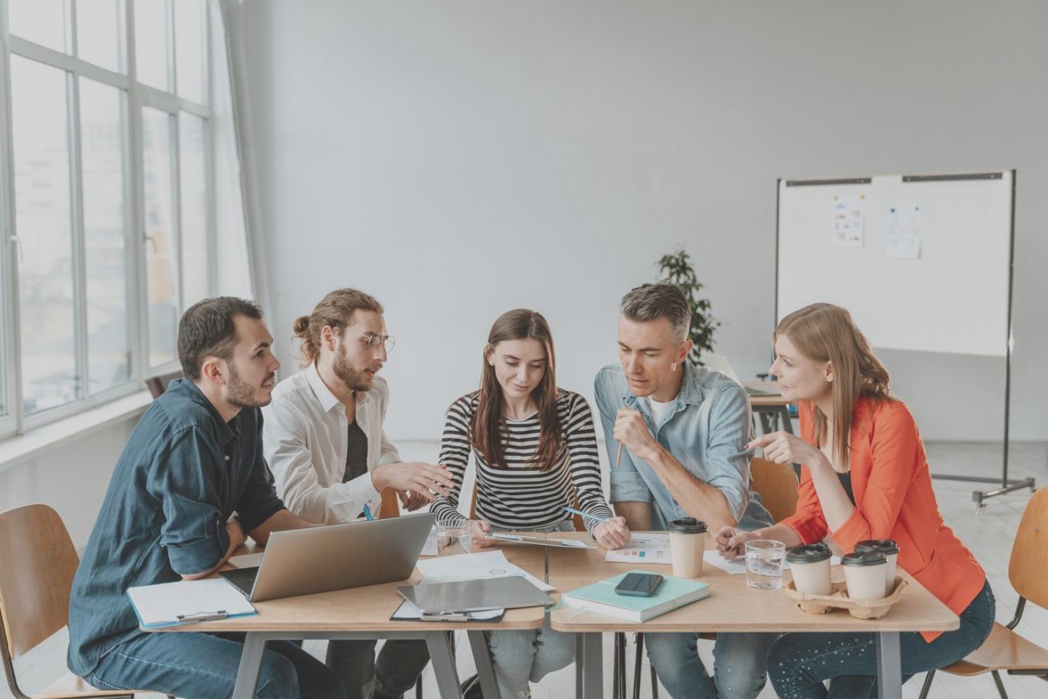 Equipa navorikleo a trabalhar em ambiente colaborativo
