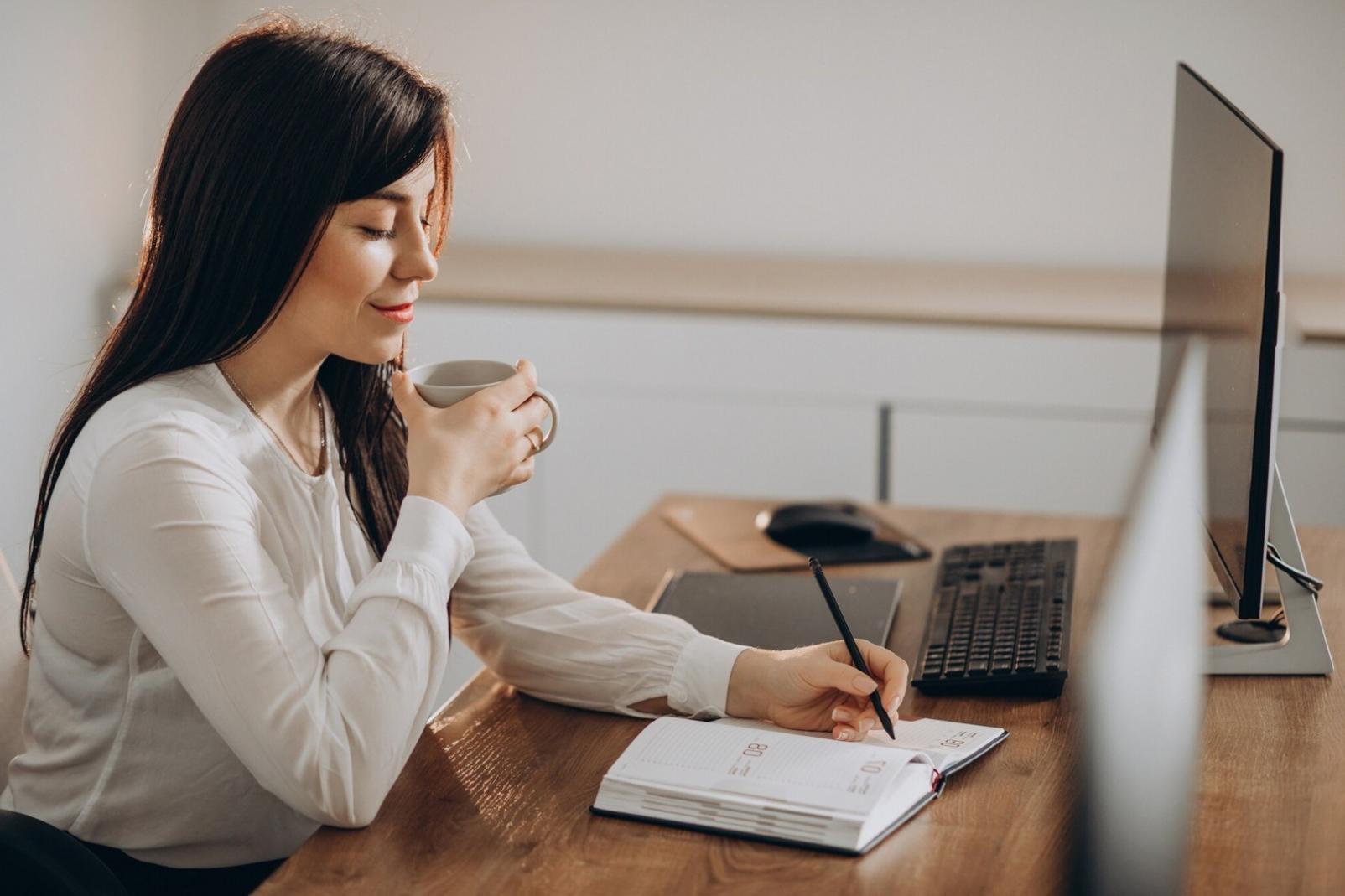Sessão de formação com gráficos financeiros apresentados no ecrã