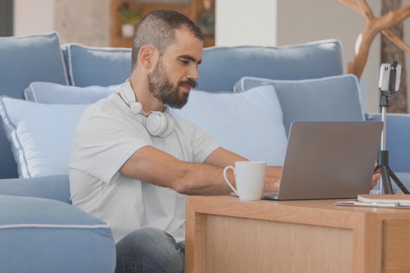 Planeamento financeiro sazonal com documentos e calculadora